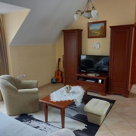 River Apartmanhaz ยาสซ์แบร์รีนย์ ภายนอก รูปภาพ