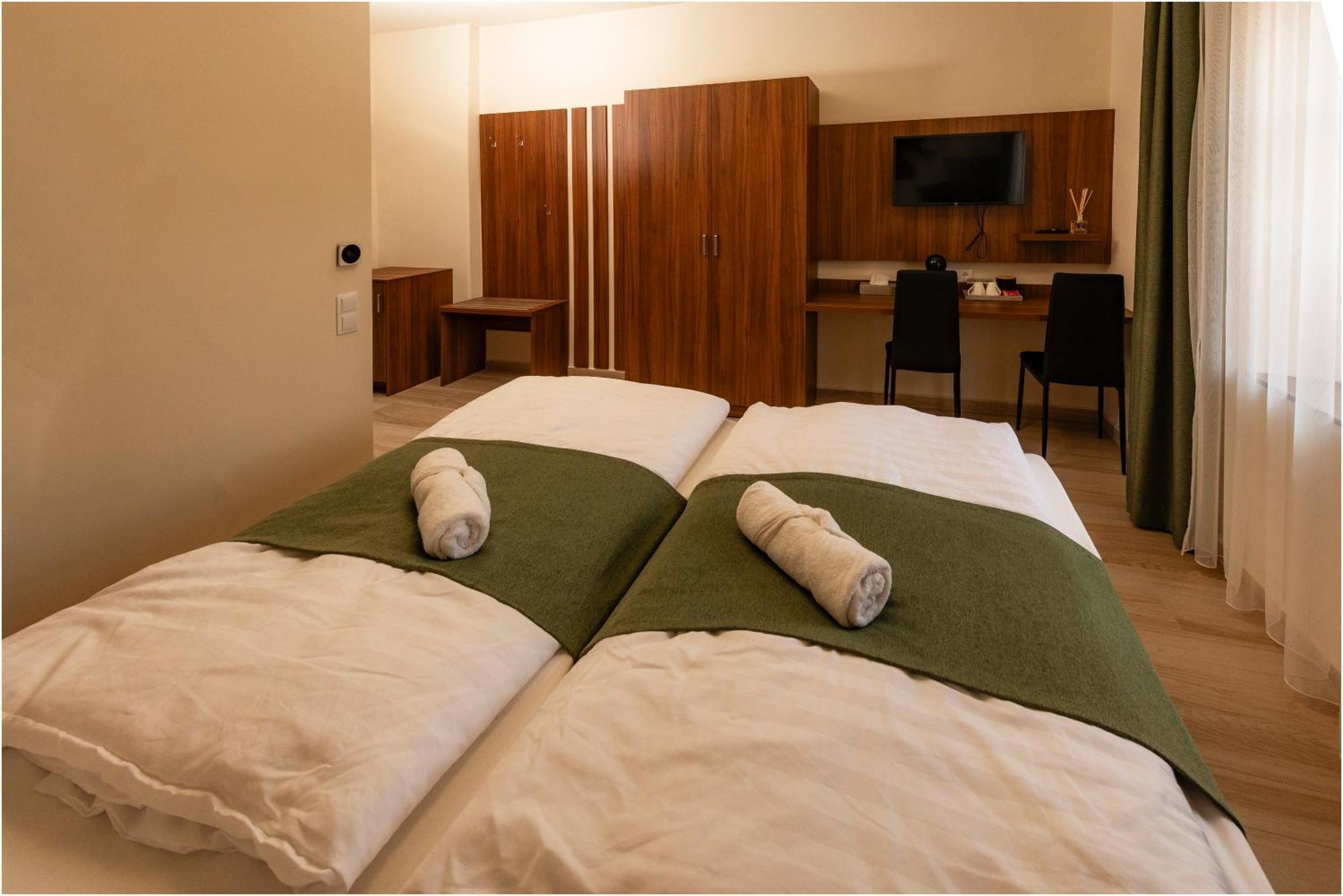 River Apartmanhaz ยาสซ์แบร์รีนย์ ภายนอก รูปภาพ